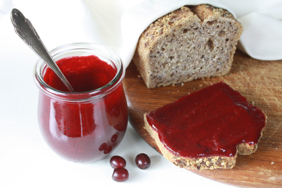 Glas Marmelade, die aus Kornelkirschen gemacht wurde