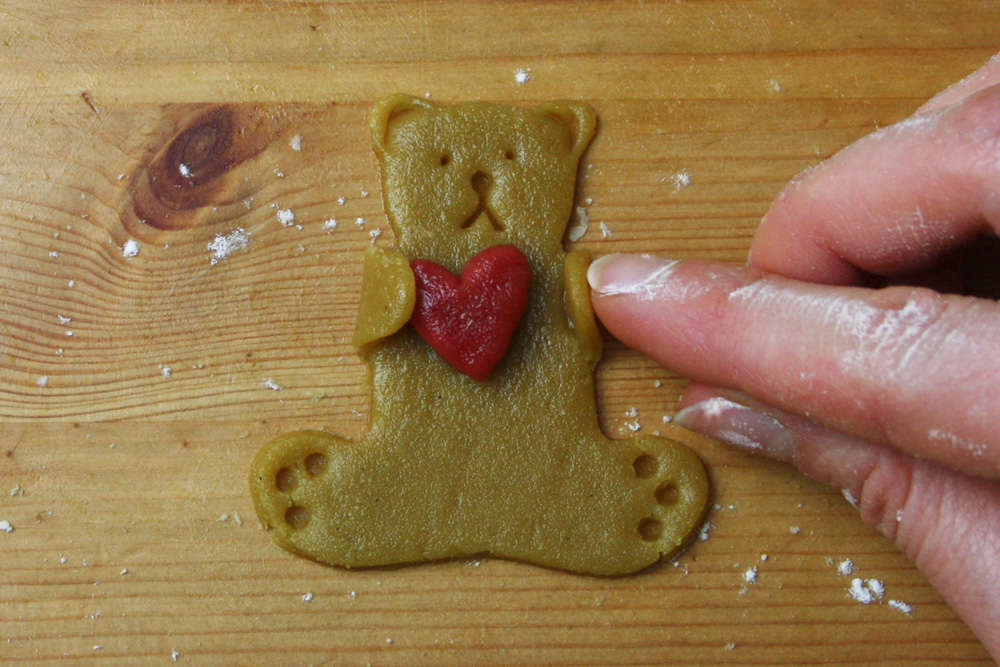 baerchen_umarmt_herz_kekse_heart_hugging_bear_cookie